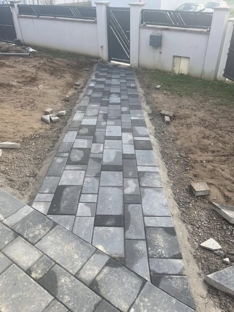 bde-terrassement -allée entré de maison en pavé